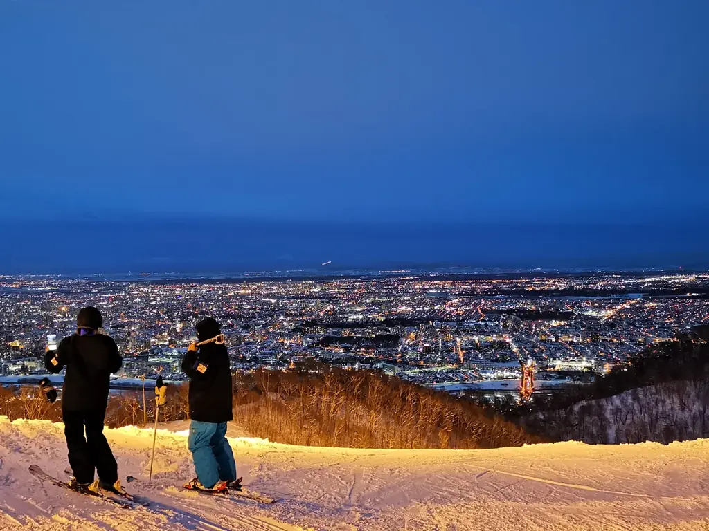 札幌のホテルから、手ぶらで日本新三大夜景のゲレンデへ！サウナや朝食も楽しめる、レンタルフルセット付「札幌藻岩山スキー場」コラボ特別宿泊プランを10月24日（土）より販売開始 画像 2