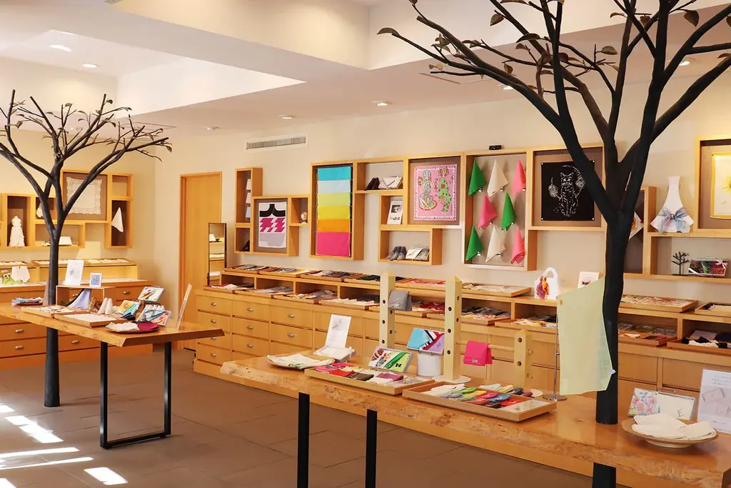 CLASSICS the Small Luxury 日本橋人形町店「KOGEI WALK 2026」に初参加！福岡の「池田絣工房」とのコラボレーションによる久留米絣を施した一点もののハンカチーフを販売 画像 12