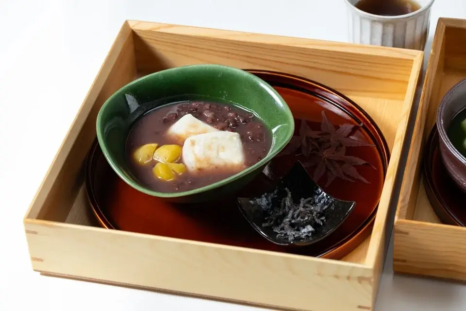 京都の静謐な空間で楽しむ午後のひととき。秋冬の豊かな風味があふれる温かな栗ぜんざいと、老舗が誇る抹茶のほろ苦さが心地よいひんやり抹茶冷ぜんざいを京都東急ホテルにて提供。 画像 2