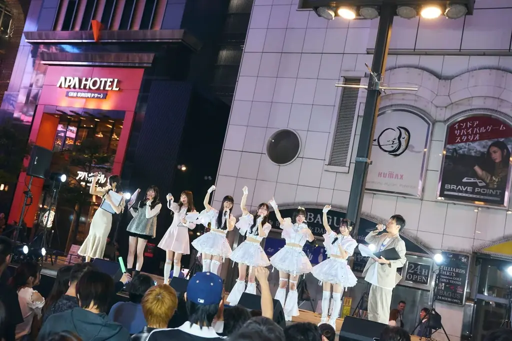 注目の新星アイドルグループ『瞬間恋愛』、歌舞伎町で鮮烈プレデビュー！次長課長・河本準一も登場し、札幌コレクション出演＆デビューライブ開催を電撃発表！ 画像 2