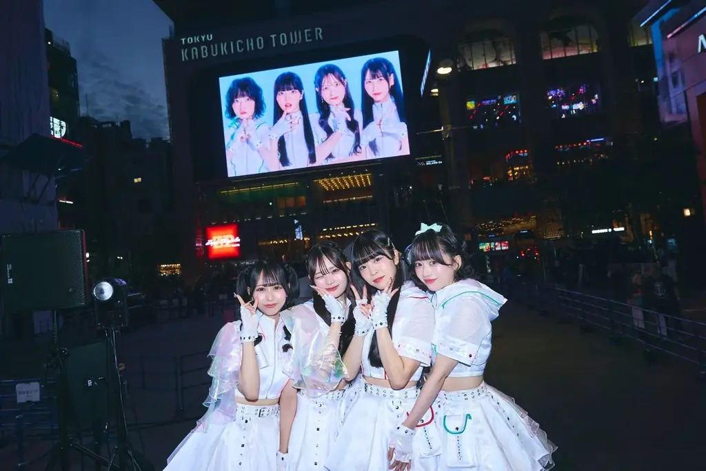 注目の新星アイドルグループ『瞬間恋愛』、歌舞伎町で鮮烈プレデビュー！次長課長・河本準一も登場し、札幌コレクション出演＆デビューライブ開催を電撃発表！ 画像 8