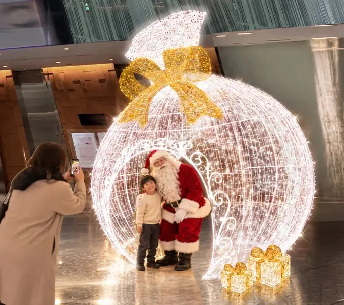 【約4万球のLEDが光り輝く、笑顔が集うクリスマス空間が出現】全高約15m、光のヴェールに包まれたホワイトクリスマスツリーが登場「ＷＨＩＴＥ　ＫＩＴＴＥ」開催 画像 7