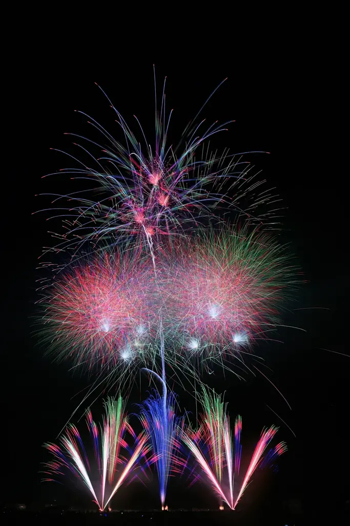 刀水橋花火大会が10月31日開催、約5,500発を県境の夜空に