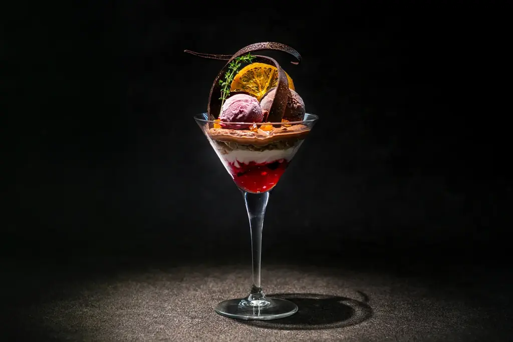 【ヒルトン東京お台場】「Captain’s Bar & Lounge」に2種類の新作パフェが登場　旬を味わうシャインマスカット、一日の余韻を楽しむショコラ 画像 3