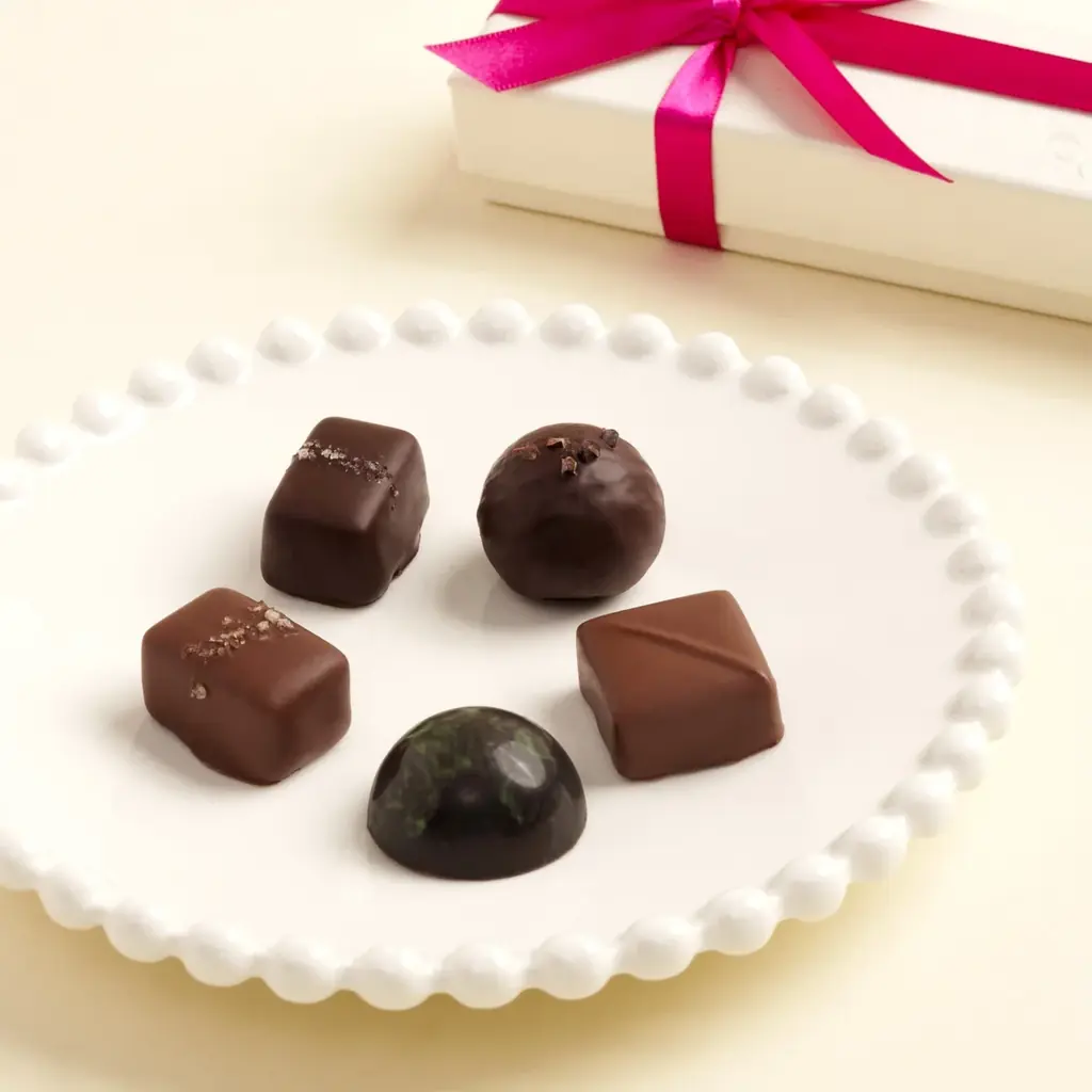 シアトルのショコラトリー＜フランズチョコレート＞では、日ごろの想いを華やかな装いで贈る「2027バレンタインコレクション」を翌年1月より販売開始。旗艦店限定の味わいが全国の百貨店催事に登場します。 画像 3