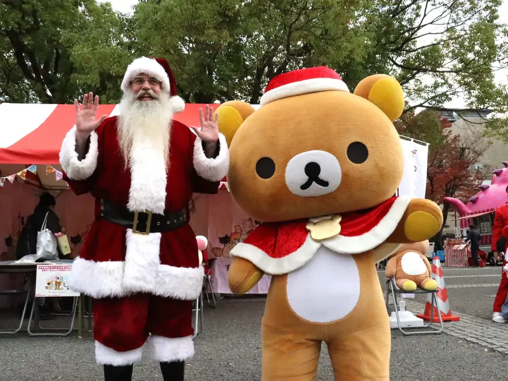 病気の⼦どもたちに笑顔とプレゼントを届けるチャリティーイベント　今年もリラックマが「サンタパレード東京・大阪」スペシャルアンバサダーに就任！ 画像 2