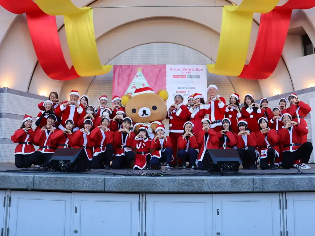病気の⼦どもたちに笑顔とプレゼントを届けるチャリティーイベント　今年もリラックマが「サンタパレード東京・大阪」スペシャルアンバサダーに就任！ 画像 5