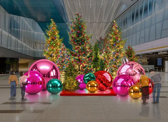カラフルでポップな装飾が施された生木のツリーが登場！「TORANOMON HILLS CHRISTMAS 2026」開催 画像 2