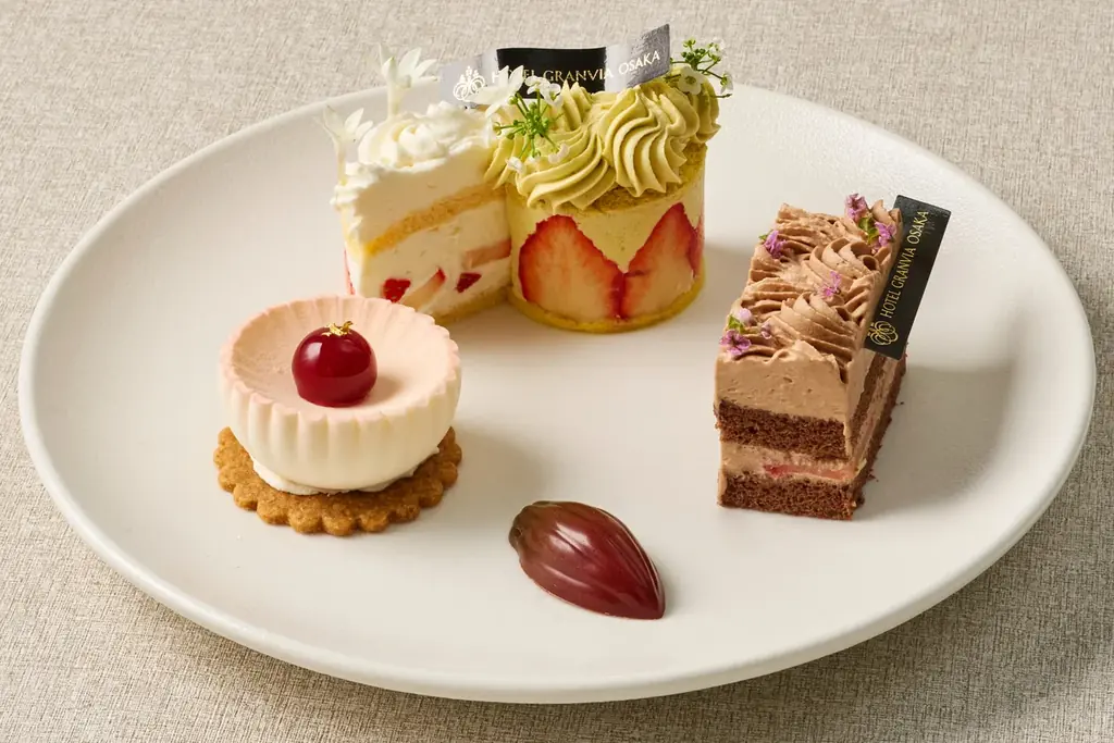 【ホテルグランヴィア大阪】いちご×異素材のマリアージュ　濃厚ピスタチオからチョコ、チーズまで一度に味わえるいちごのアフタヌーンティーを2店舗で販売 画像 7
