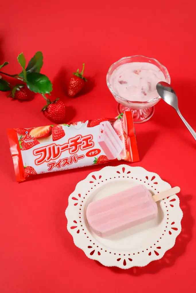 「フルーチェ」とファミマアイス初コラボ！ 「フルーチェアイスバー イチゴ」10月27日（火）発売　果肉感と2層仕立ての味わいを手軽に楽しめるバーアイスで表現！ ～チルドカップ飲料も同時に発売～ 画像 2