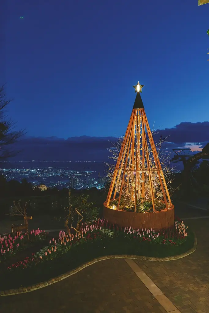 神戸クリスマスマーケット2026のシンボルツリー「森のクリスマスツリー（高さ25m)」の点灯セレモニーを11/7（土）に開催。煌びやかな「古城のクリスマス（展望広場全域）」の点灯セレモニーも同日開催。 画像 3