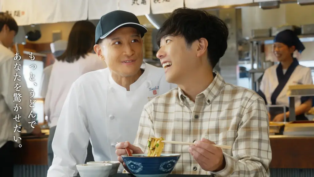松岡昌宏さん、二宮和也さん TVCM初共演！丸亀製麺×松岡昌宏さん、ガツンとニンニク！『肉辛まぜうどん』打ち立てもちもちのうどんに、濃厚具材が絡んで「もう戻れない」 画像 11