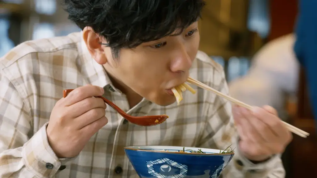 松岡昌宏さん、二宮和也さん TVCM初共演！丸亀製麺×松岡昌宏さん、ガツンとニンニク！『肉辛まぜうどん』打ち立てもちもちのうどんに、濃厚具材が絡んで「もう戻れない」 画像 8