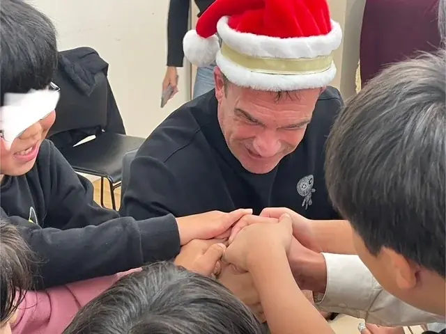 K-1レジェンドが本物のサンタに。ピーター・アーツと川畑秀雄監督、児童養護施設9カ所以上の支援から生まれた絆。旧千葉真一邸で子どもたちとBBQ・薪割り・大自然ハナのサンタ聖地の冬休み！ 画像 10