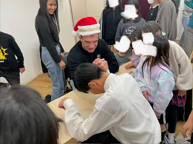 K-1レジェンドが本物のサンタに。ピーター・アーツと川畑秀雄監督、児童養護施設9カ所以上の支援から生まれた絆。旧千葉真一邸で子どもたちとBBQ・薪割り・大自然ハナのサンタ聖地の冬休み！ 画像 11