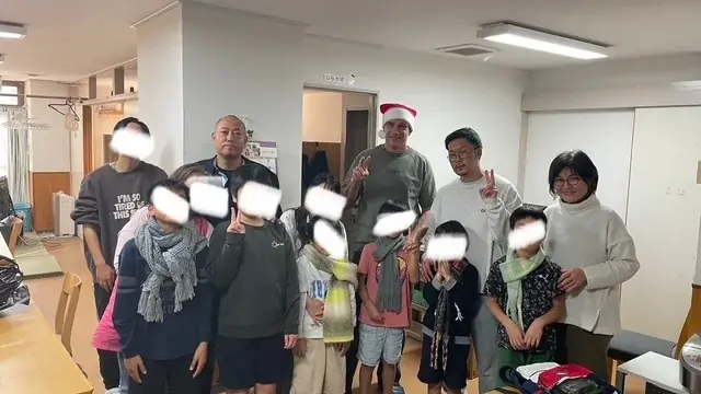 K-1レジェンドが本物のサンタに。ピーター・アーツと川畑秀雄監督、児童養護施設9カ所以上の支援から生まれた絆。旧千葉真一邸で子どもたちとBBQ・薪割り・大自然ハナのサンタ聖地の冬休み！ 画像 8