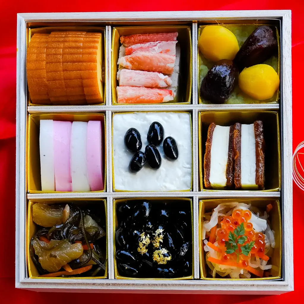 型にハマらない、本当に食べたいものだけを詰めた三段重。2027年「くずし割烹おせち」50食限定で予約受付中 画像 2