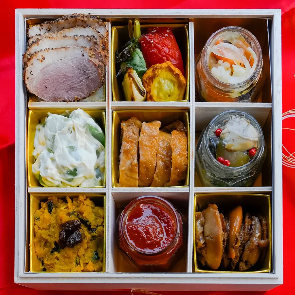 型にハマらない、本当に食べたいものだけを詰めた三段重。2027年「くずし割烹おせち」50食限定で予約受付中 画像 3