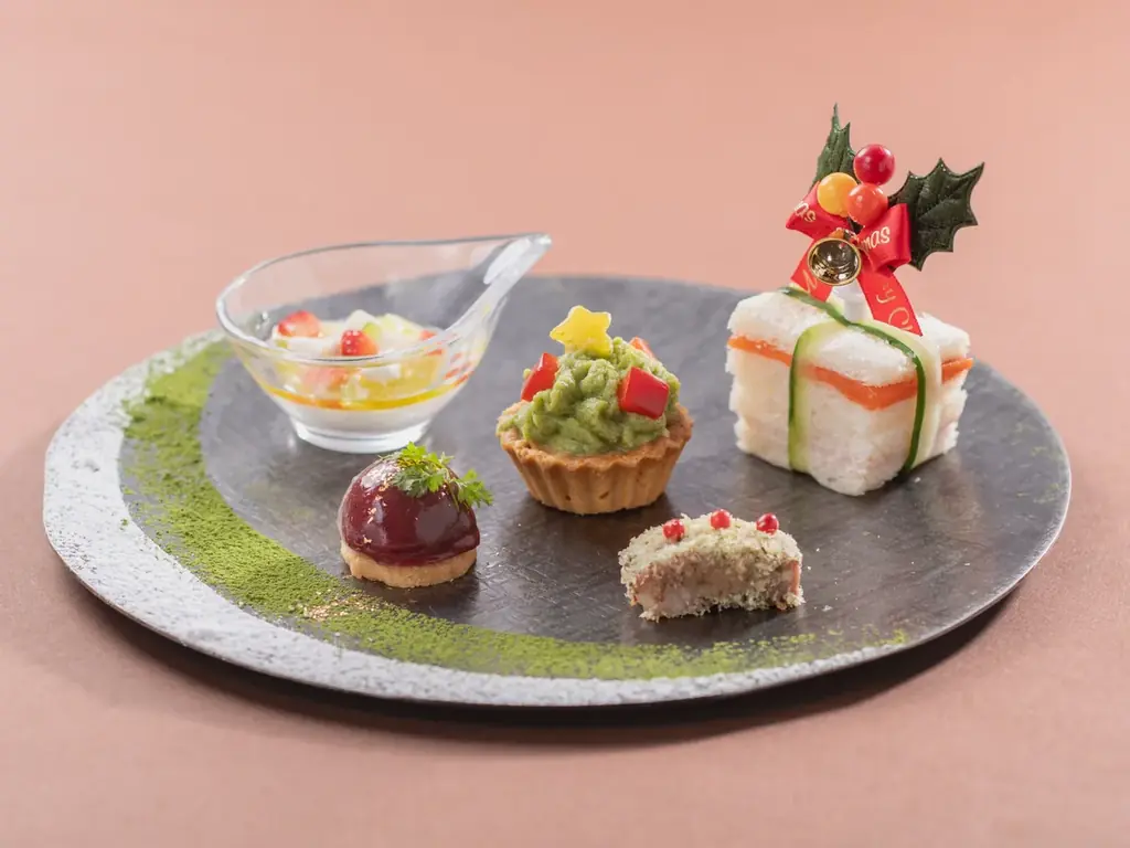 【志摩観光ホテル】クリスマスを彩るスイーツと芳醇な松阪牛ビーフシチューのポットパイを味わう「クリスマスアフタヌーンティー」予約開始 画像 3