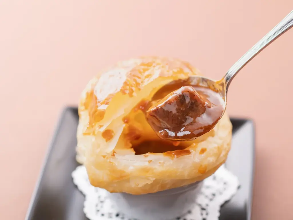 【志摩観光ホテル】クリスマスを彩るスイーツと芳醇な松阪牛ビーフシチューのポットパイを味わう「クリスマスアフタヌーンティー」予約開始 画像 4