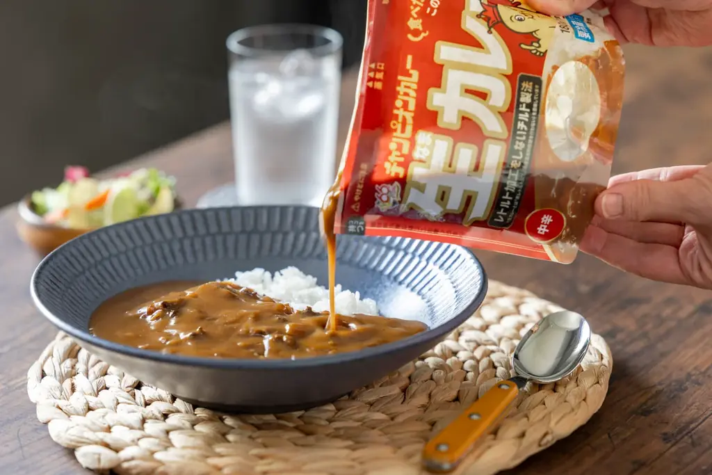 石川県のソウルフード「チャンピオンカレー」の生カレーが沖縄のファミリーマートに数量限定で登場！ 画像 2