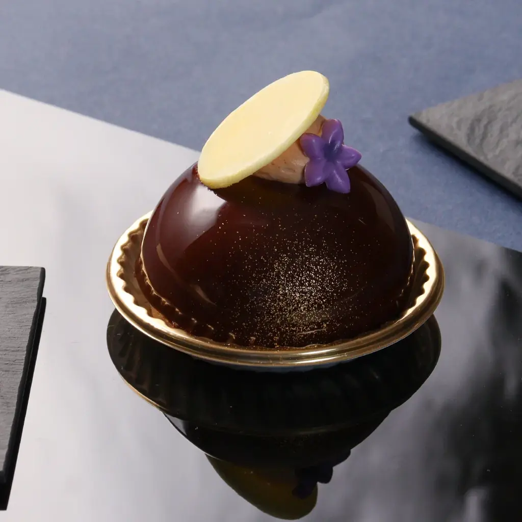 【京都・バイカル下鴨本店】京漆器のような「鏡面美」をグラサージュケーキで表現。艶やかな本店新作ケーキを11月から販売開始。 画像 2