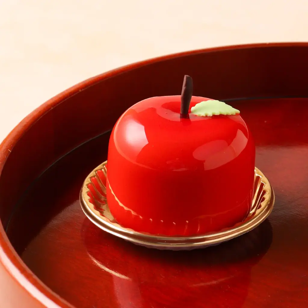 【京都・バイカル下鴨本店】京漆器のような「鏡面美」をグラサージュケーキで表現。艶やかな本店新作ケーキを11月から販売開始。 画像 3