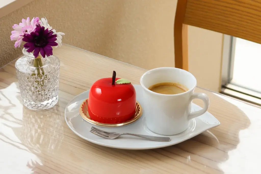 【京都・バイカル下鴨本店】京漆器のような「鏡面美」をグラサージュケーキで表現。艶やかな本店新作ケーキを11月から販売開始。 画像 5