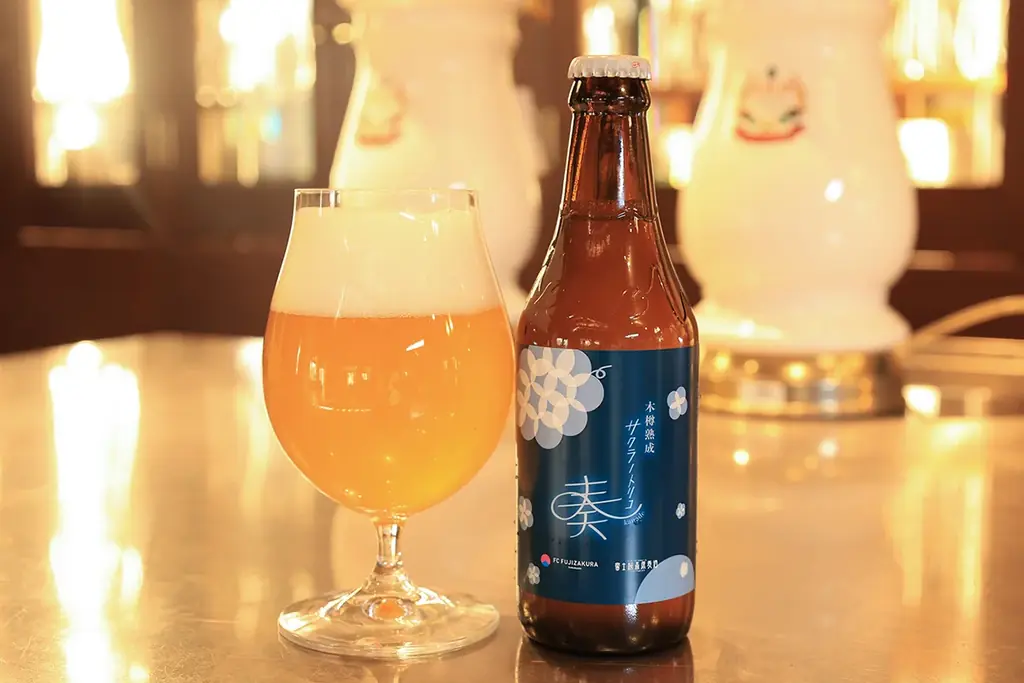 【富士桜高原麦酒】×【FCふじざくら山梨】コラボ限定ビール第3弾『木樽熟成　サクラノトリコ奏（かなで）』11月6日（金）発売開始‼ 画像 1