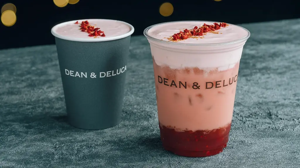 【DEAN & DELUCA】3層にラズベリーを重ねたベリーの甘酸っぱさにチーズのコクとスパイスの香りを添えた新作「ラズベリーチーズチャイ」が11月1日（日）より期間限定発売 画像 1