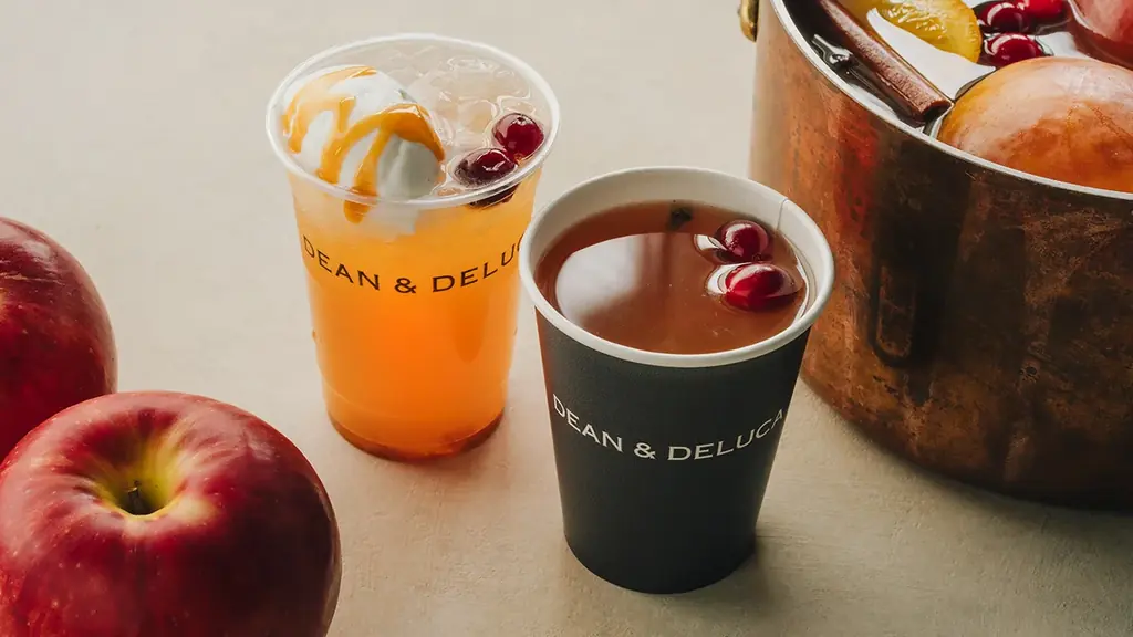 【DEAN & DELUCA】3層にラズベリーを重ねたベリーの甘酸っぱさにチーズのコクとスパイスの香りを添えた新作「ラズベリーチーズチャイ」が11月1日（日）より期間限定発売 画像 3