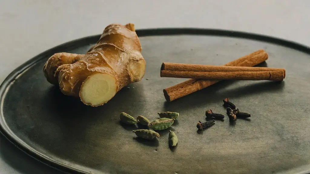 【DEAN & DELUCA】3層にラズベリーを重ねたベリーの甘酸っぱさにチーズのコクとスパイスの香りを添えた新作「ラズベリーチーズチャイ」が11月1日（日）より期間限定発売 画像 5