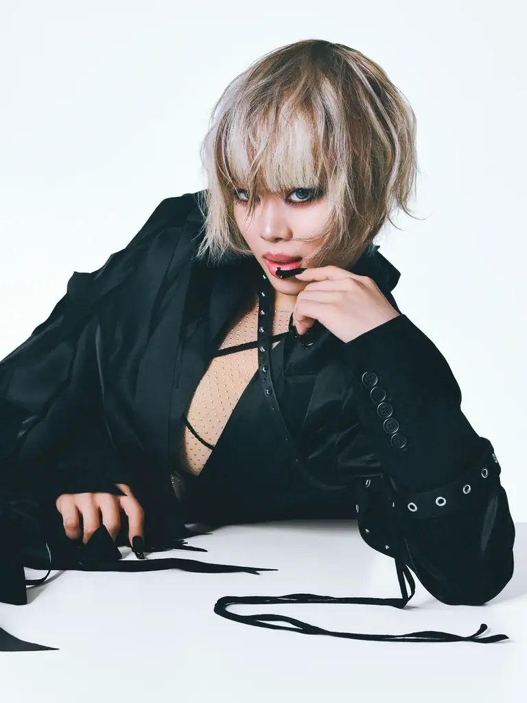 HANA、7か月ぶりとなる新曲「Slidin」を10月29日(木)に配信リリース決定。“誰にも縛られない自由なマインド”を描くR&Bナンバー。MAHINAが描き下ろした配信ジャケット写真も公開 画像 3