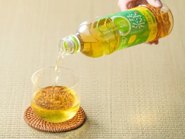 モナキをCM初起用！「緑茶らしからぬ」フルーティーな新体験で、モナキが茶人からアイドルに変身し歌い踊る！アイリスのお茶 綠 レモンフレーバー/白桃フレーバー新TVCM 10月31日より全国放映開始 画像 6