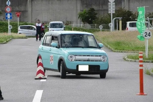 【JAF沖縄】マイカーで「急ブレーキ・危険回避」を体験！交通安全講習会を開催 画像 1