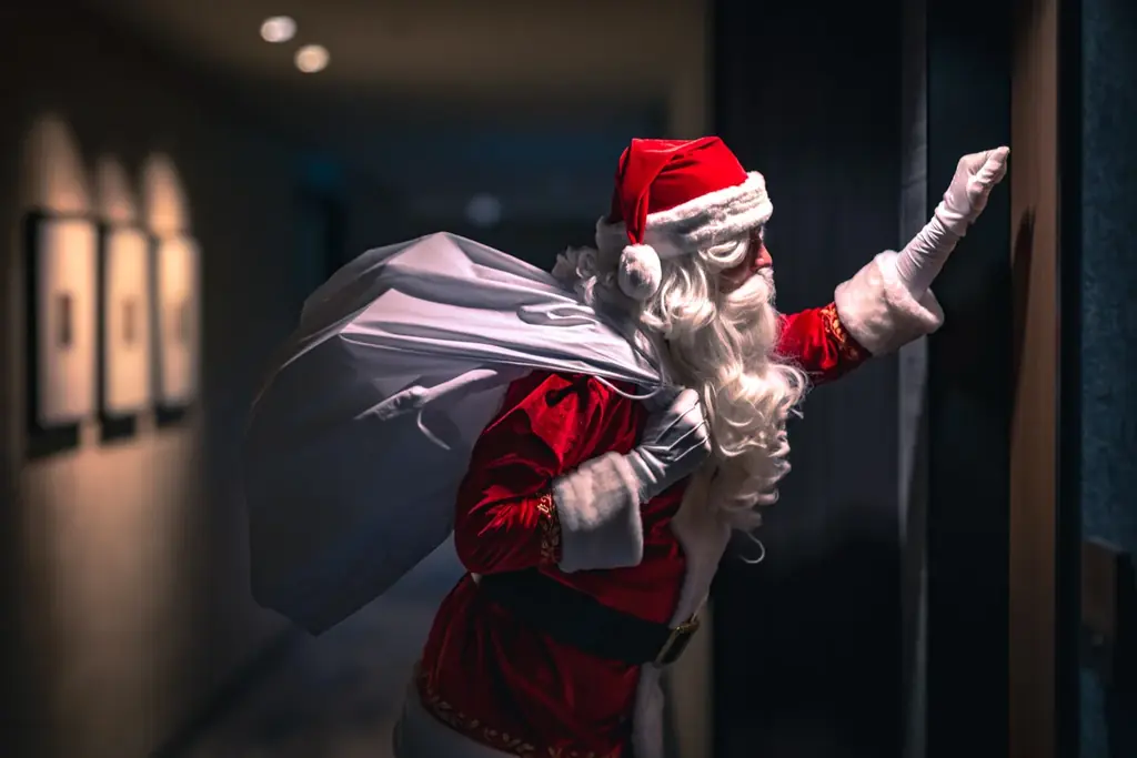グランドプリンスホテル大阪ベイ、サンタが客室に来る宿泊プランを12月開催