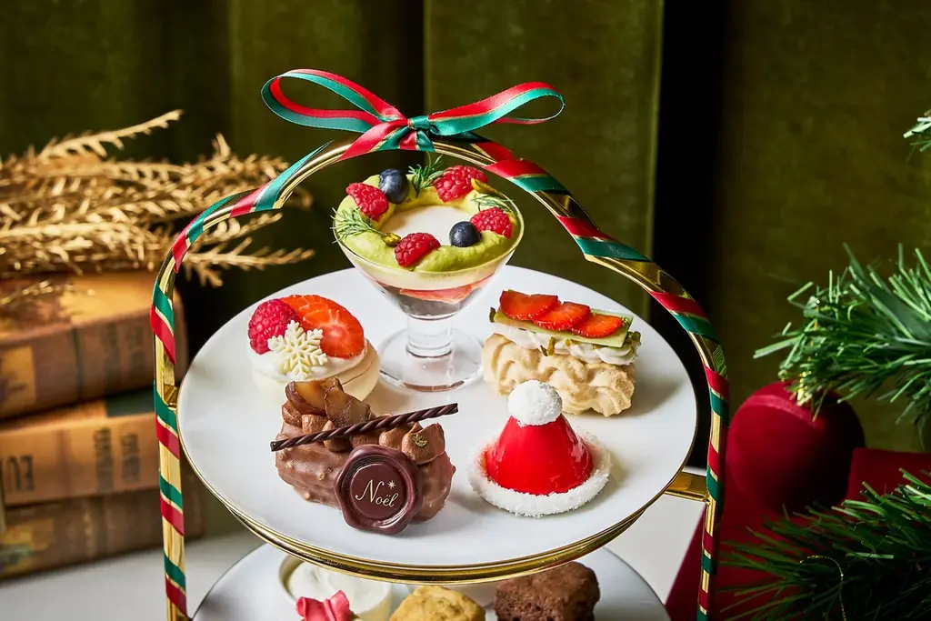 【ウェスティン都ホテル京都】サンタの帽子、プレゼントを表現したクリスマスアフタヌーンティーを販売。ホリデーシーズンを迎える館内で楽しむ全14品 画像 2