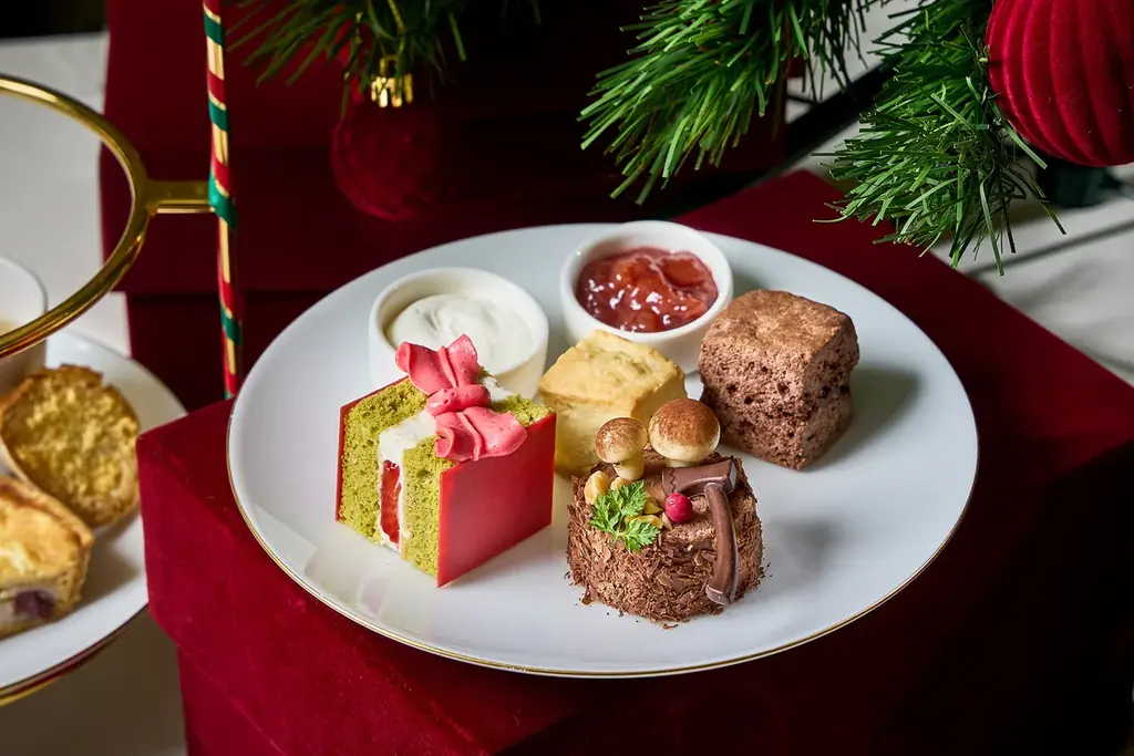 【ウェスティン都ホテル京都】サンタの帽子、プレゼントを表現したクリスマスアフタヌーンティーを販売。ホリデーシーズンを迎える館内で楽しむ全14品 画像 3