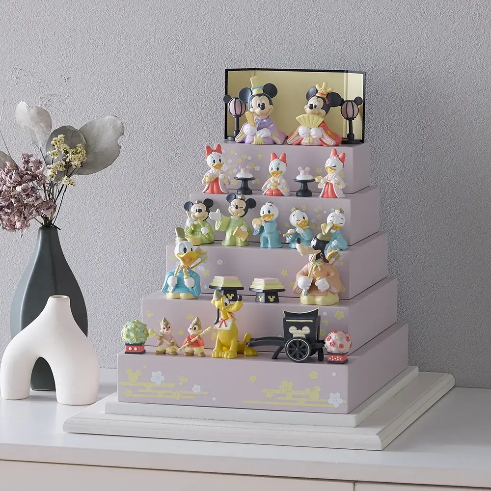 北欧＆ナチュラルテイストのお部屋になじむ 「くすみピンク」のミッキーデザインのおひなさま新登場　マンションにも置ける幅約22cmの豪華フルセット！ 画像 2
