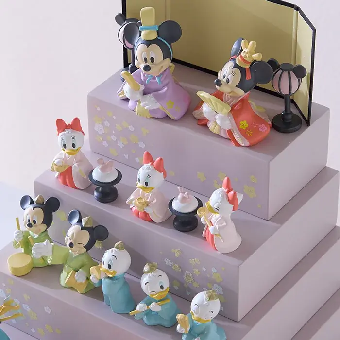 北欧＆ナチュラルテイストのお部屋になじむ 「くすみピンク」のミッキーデザインのおひなさま新登場　マンションにも置ける幅約22cmの豪華フルセット！ 画像 3