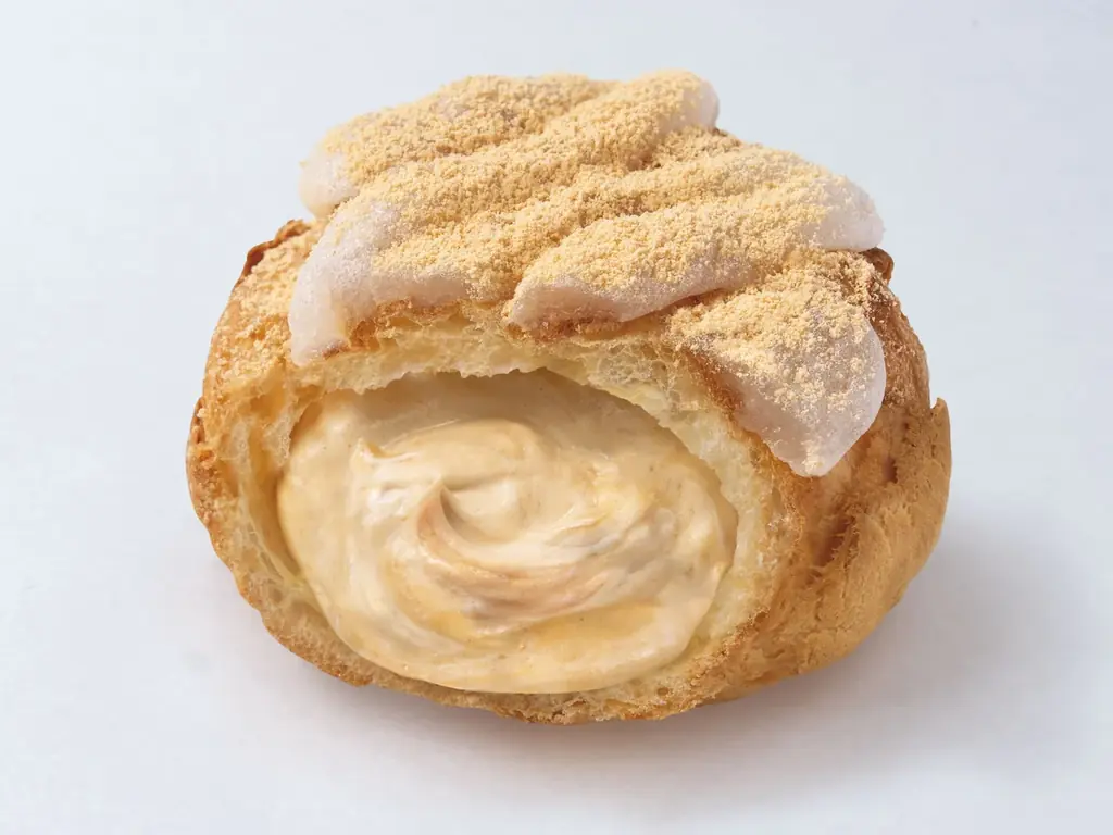 【ビアードパパ×桔梗信玄餅】銘菓の味わいを再現した“桔梗信玄餅シュー”が初登場！もちっとサクサク食感、おもちのせ黒蜜きなこシューが11月1日より期間限定販売 画像 2