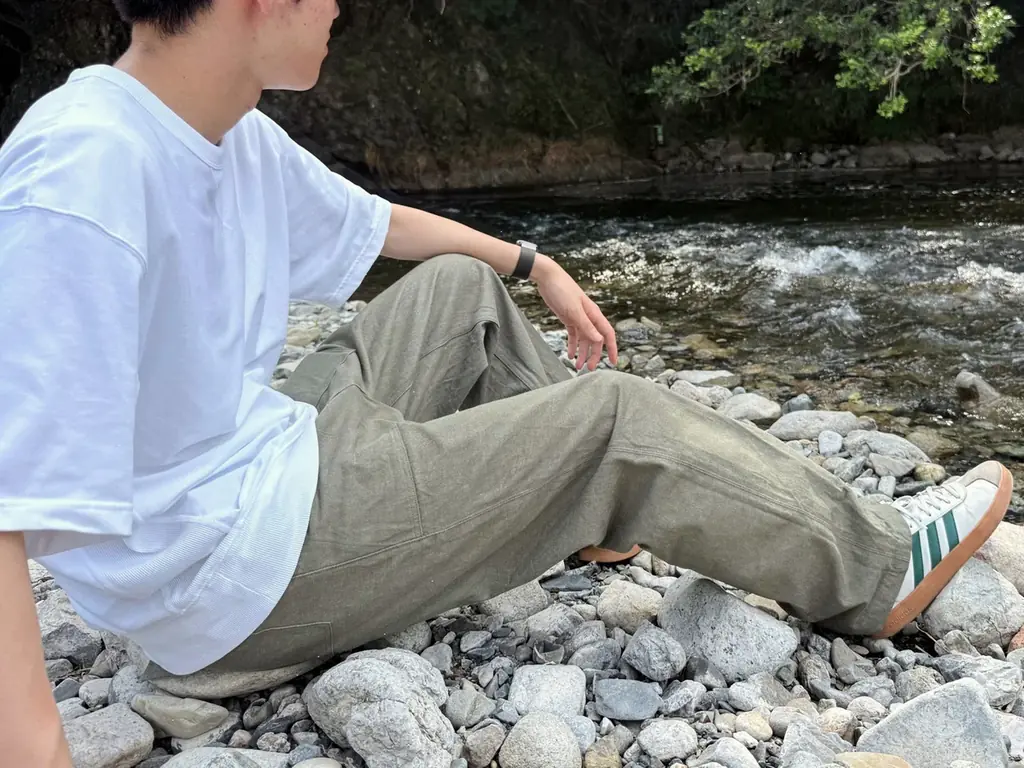 英国軍のグリーンデニムが原点。岡山・井原の縫製工場が地元織物会社に特注した「緑のデニム」で新作軍パンを発表 画像 3