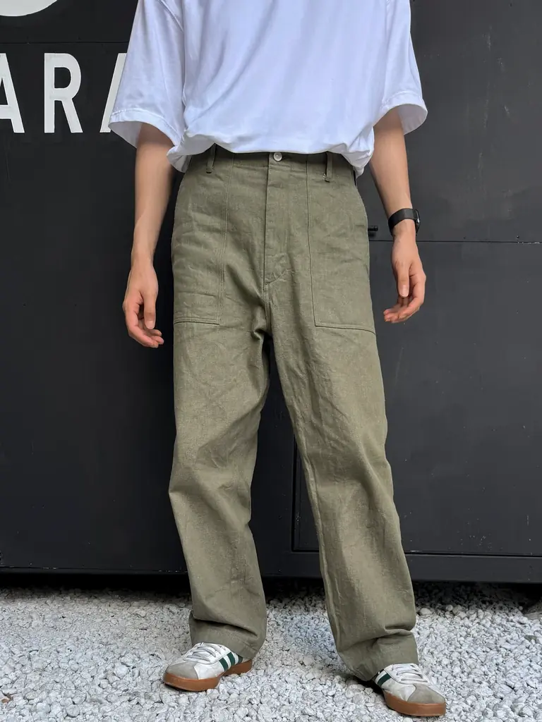 英国軍のグリーンデニムが原点。岡山・井原の縫製工場が地元織物会社に特注した「緑のデニム」で新作軍パンを発表 画像 4