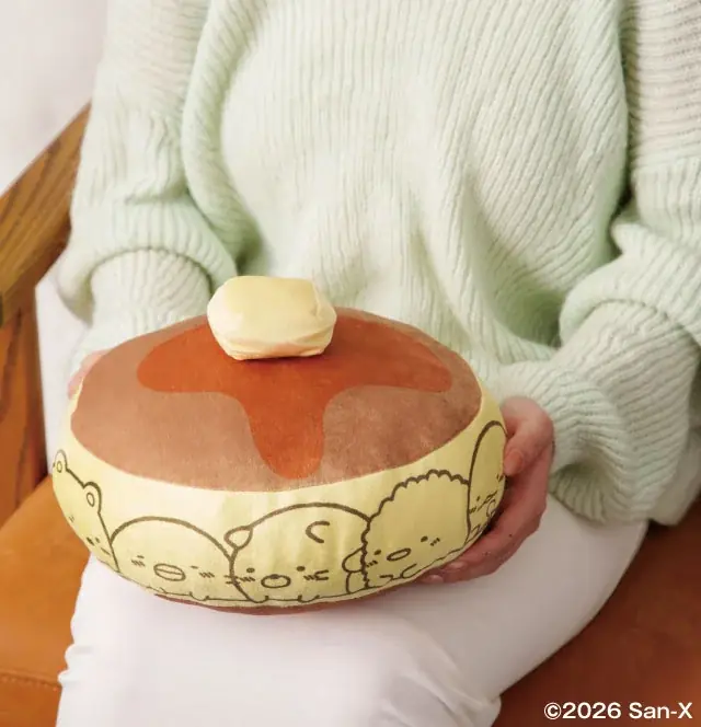 『珈琲館』と「すみっコぐらし」のコラボが復活！すみっコたちが隠れた伸びるトートバッグやホットケーキクッションなど、限定アイテムを詰め込んだハッピーバッグを12月3日（木）より発売 画像 6