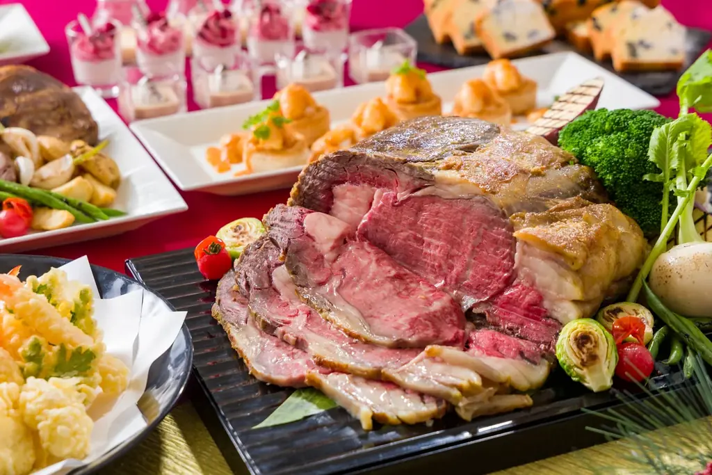大阪のホテルで迎える年末年始のごちそう。国産牛のローストビーフや和洋多彩な料理が楽しめる「ニューイヤーブッフェ」開催！大晦日は年越しそば、正月三が日はお雑煮やおせち料理も登場。 画像 2