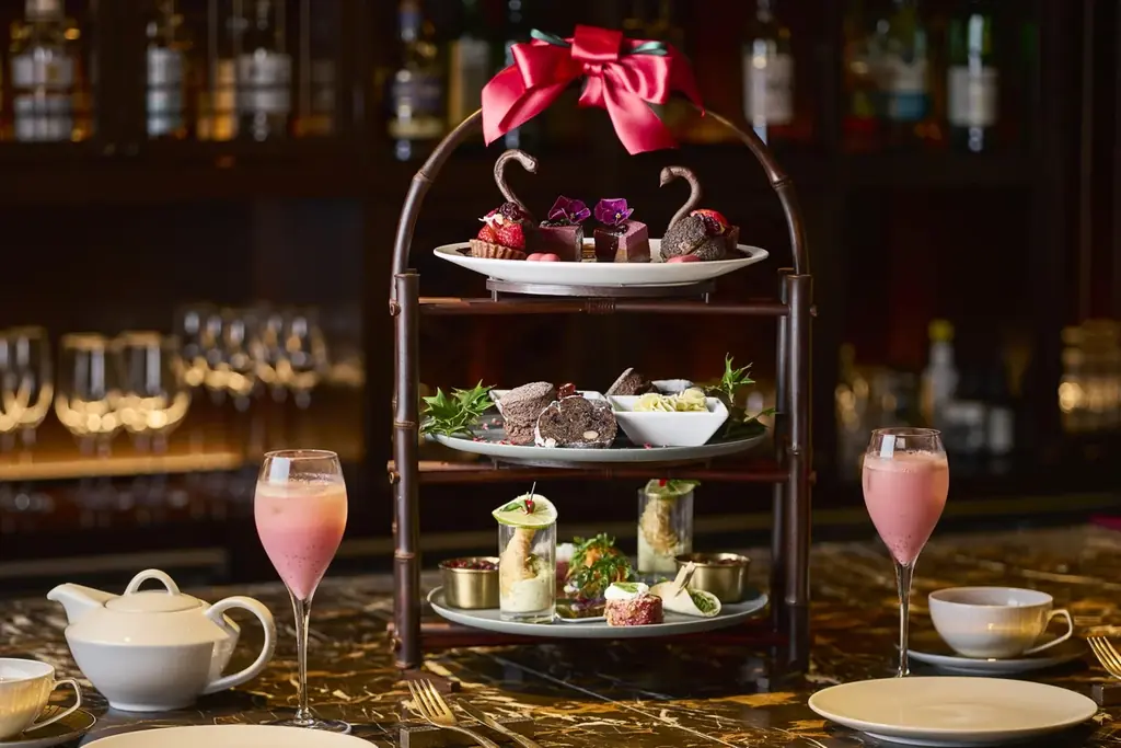 【ダーワ・悠洛 京都】漆黒のスワンが舞い降りる「BERRY MERRY CHRISTMAS “CHOCOLATE AFTERNOON TEA”」12月4日より開催 画像 1
