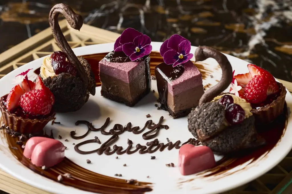 【ダーワ・悠洛 京都】漆黒のスワンが舞い降りる「BERRY MERRY CHRISTMAS “CHOCOLATE AFTERNOON TEA”」12月4日より開催 画像 2