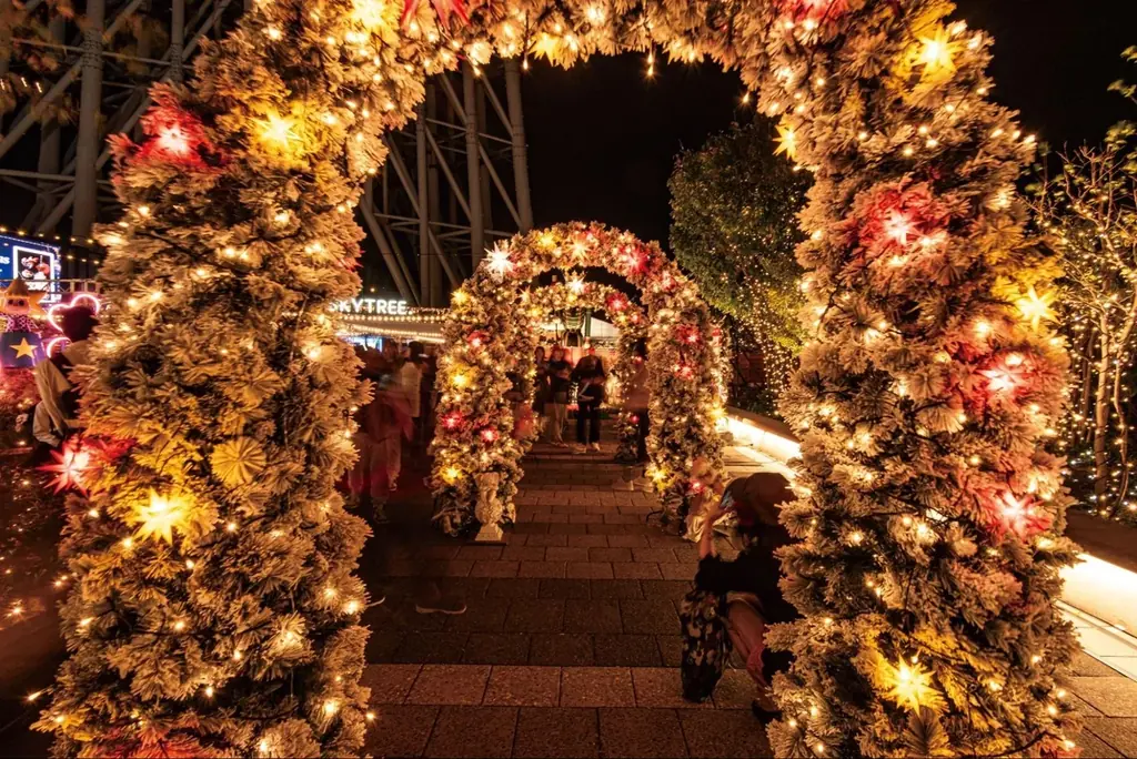 【入場無料】今冬のクリスマスマーケット(R)は東京スカイツリータウン(R)から開幕！11月5日(木)の初日は全長約4mの「巨大シュトレン入刀式」、グリム童話をイメージした新作ブーツ型マグカップも登場！ 画像 4