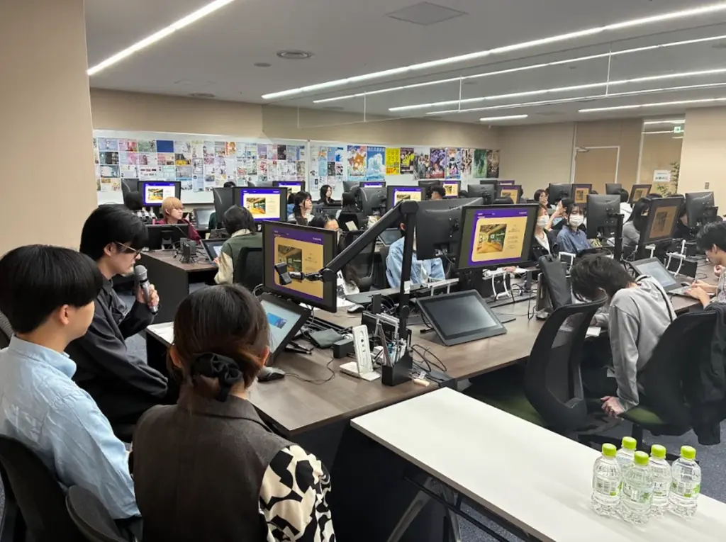 日本工学院専門学校×アクアスター、産学連携プロジェクトを開始 〜自社IP『裏銀座九十九番通り』の広告ビジュアル制作に挑む実践型企業課題、オリエンテーションに27卒予定の学生約130名が参加〜 画像 2