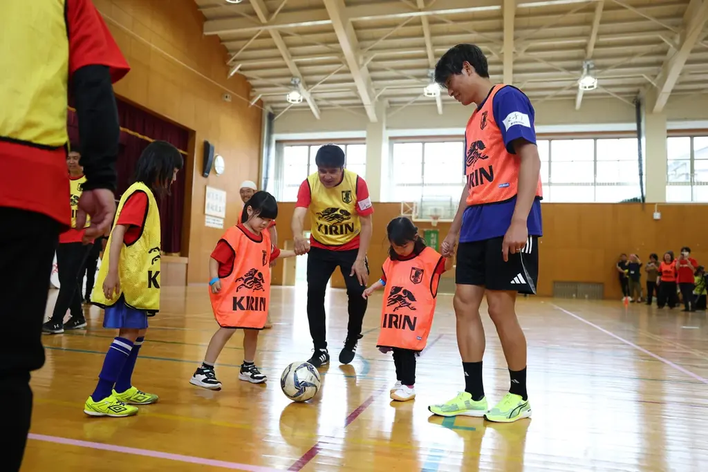能登半島地震復興応援「JFA・キリン ビッグスマイルフィールド in輪島市町野地区」 SAMURAI BLUE サッカー日本代表 町野修斗選手がサプライズ登場！ 画像 11